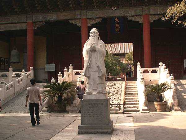 Statue de Confucius à l'entrée de son temple