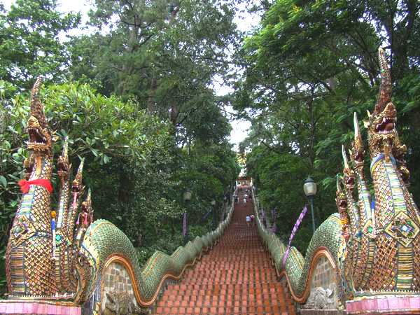 Montée vers le Wat Phrathat Doi Suthep