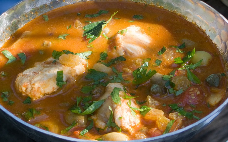 Ingrédients
3 c. à s. d'huile d'olive.
2 oignons hachés.
2 branches de céleri émincées.
4 gousses d'ail écrasées.
1 piment rouge frais épépiné et haché.
1/2 c. à c. de cumin en poudre.
1 bâtonnet de cannelle.
1/2 c. à c. de coriandre.
2 grosses Pommes de terre hachées.
3 c. à s. de jus de citron.
2 kg de Poisson, coquillages ou crustacés, ou un mélange des trois.
4 tomates bien mûres, pelées, épépinées si vous le souhaitez, hachées.
1 grosse botte d'aneth, de persil et de coriandre fraîche hachée.
Sel et poivre.
Préparation
Chauffez l'huile dans une grande sauteuse
Ajoutez l'oignon et le céleri et faites revenir à feu doux
Incorporez l'ail et le piment en fin de cuisson
Ajoutez ensuite le cumin , la cannelle et la coriandre puis remuez le tout pendant 1 minute
Ajoutez les pommes de terre et poursuivez la cuisson 2 minutes, en continuant de remuer
Ajoutez le fumet de poisson ou l'eau ainsi que le jus de citron
Chauffez le liquide jusqu'à ce qu'il frémisse, sans couvrir, pendant 20 minutes environ Les pommes de terre doivent être fondantes
Ajoutez le poisson , les coquillages ou les crustacés, les tomates, les herbes
Salez et poivrez puis laissez mijoter jusqu'à ce que le poisson soit moelleux.
Télécharger la recette en pdf arton21428-05ef0.jpg