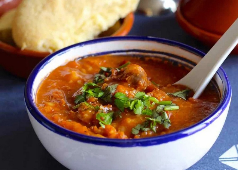 Ingrédients
500grs de viande coupée en petits dés (de préférence du veau ),
1 grosse tomate,
1 oignon râpé,
1 verre à thé d’huile,
1 verre de thé de pois chiches,
1 verre 1/2 de blé concassé, eau,
2 càs de concentré de tomates,
1 gousse d’ail entière,
sel, poivre,
1 càs de Ras El hanout
Préparation
Dans une cocotte ou un faitout mettre la viande, l’oignon la tomate râpée, les pois chiches, l’huile et le sel.
Faire revenir le tout ensemble.
Ensuite ajouter le concentré de tomates, l’ail et les épices.
Mélanger le tout et laisser revenir 2mn.
Ajouter l’eau au 3/4 de votre faitout et cocotte et fermer.
Laisser cuire 25mn dans une cocotte, ou bien si c’est dans un faitout, laisser cuire jusqu’à ce que la viande et les pois chiches soient cuits.
Une fois que la viande et les pois chiches sont cuits, rajouter le blé concassé.
Laisser cuire sur feu moyen-doux, jusqu’à ce que l’eau s’épaississe avec le blé.
Servir dans des bols et mettre sur le dessus du cumin ou de la coriandre hachée.
Télécharger la recette en pdf
chorba.jpg