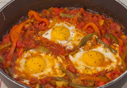 Chakchouka (1033 visites) Ingrédients
6 oeufs
650g de tomates hachées
1 poivron rouge coupé en morceaux
1 poivron jaune... Chakchouka