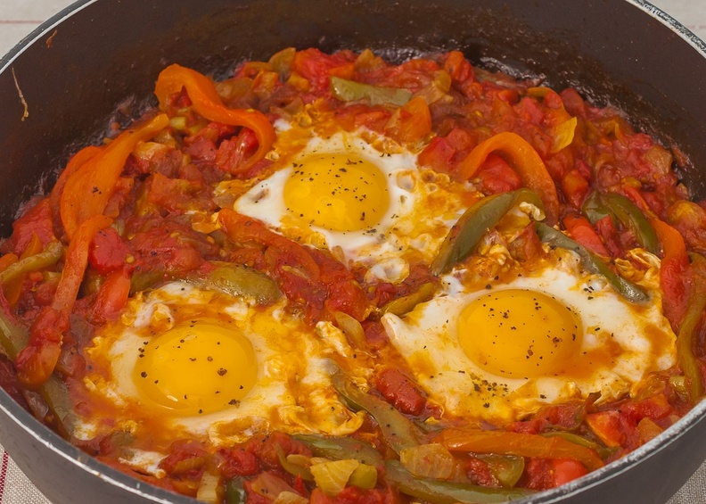 Ingrédients
6 oeufs
650g de tomates hachées
1 poivron rouge coupé en morceaux
1 poivron jaune coupé en morceaux
2 gousses d’ail coupées en tranches
½ cuillerée à café de paprika fort
1 poignée de persil haché
50ml d’huile d’olive
sel de mer et poivre du moulin
Préparation
Faire chauffer le four à 175°C.
Mélanger les tomates, les poivrons, l’ail, le paprika et l’huile d’olive dans un plat à four de 23x33cm.
Ajouter la moitié du persil, puis saler et poivrer.
Enfourner pour 1 heure sans couvrir.
Creuser six trous dans la sauce tomate.
Casser les oeufs dans les trous et faire cuire 12 à 15 minutes supplémentaires.
Parsemer le reste du persil sur le dessus
Télécharger la recette en pdf chakchouka.jpg