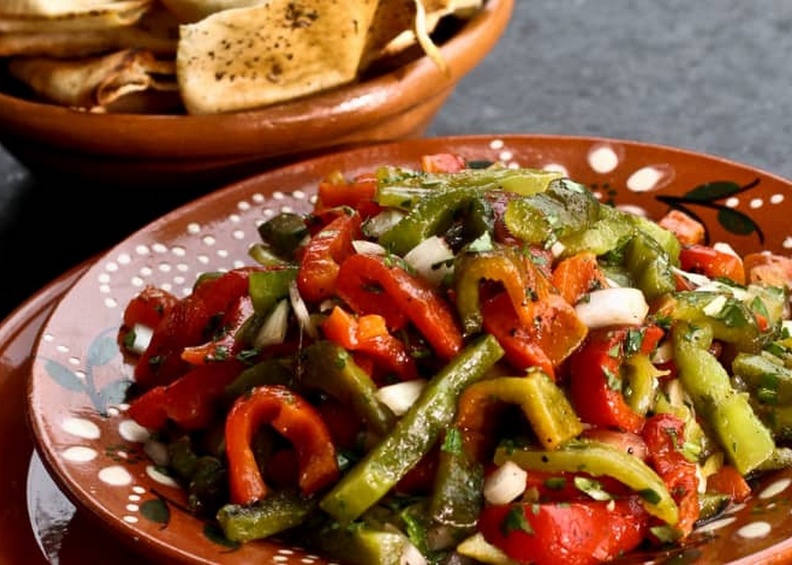 Ingrédients
4 tomates
4 poivrons
5 gousses d’ail
Huile d’olive
2 c. à s. de jus de citron
Sel, poivre
Préparation
Mettre les poivrons sur le feu et faire griller environ 10 minutes de tous les côtés, jusqu’à ce qu’ils noircissent.
Les mettre dans un plastic pour faciliter le nettoyage.
Peler les tomates et les épépiner, couper en petits morceaux.
Une fois les poivrons froids, les peler et ôter la pédoncule et les graines.
Couper en petits morceaux également.
Mettre les tomates et les poivrons dans une sauteuse, ajouter les épices, l’huile d’olive et l’ail haché.
Laisser mijoter, environ 15 minutes, sur feu moyen en remuant de temps en temps, jusqu’à évaporation de la sauce.
Verser le jus de citron Cette salade se sert chaude ou froide.
Télécharger la recette en pdf saladepoivrons.jpg