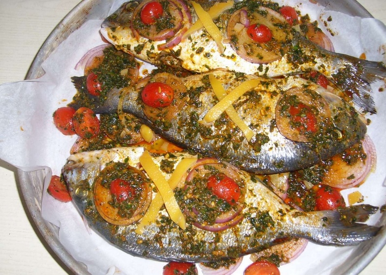 Ingrédients
1 daurade de 800 g (pour 2 personnes)
2 à 3 cuil huile d’olive
4 cuil huile d’argan
1 oignon émincé
2 courgettes
1 tomate émincée
2 poivrons de couleurs différentes
Jus de 2 citrons
1 cuil à café cumin
un bouquet de thym frais
Sel
Poivre
Préparation
Faites revenir l’oignon dans l’huile d’olive jusqu’à ce qu’il devient translucide, ajoutez les deux poivrons coupées en rondelle, puis les courgettes coupés en dés et la tomate, l’ail, le thym, le cumin et le sel.
Laissez le tout mijoter sur feu moyen en remuant de temps à autre jusqu’à cuisson complète.
Mélangez l’huile d’argan avec le jus de citron, le sel et le poivre. et trempez la daurade dans cette marinade quelques minutes avant de la faire griller au four.
Servez la daurade grillée accompagnée des légumes.
Télécharger la recette en pdf doradeargan.jpg