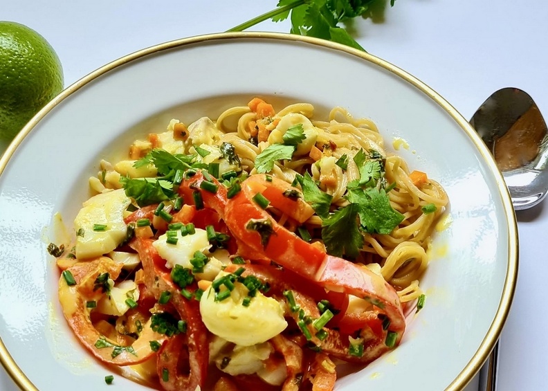 Ingrédients
4 darnes de cabillaud.
1 oignon en fines tranches.
1 tomate en petits dés.
1 poivron vert émincé.
4 cuillères à soupe d'huile d'olive.
500 ml de lait de coco.
600 g de riz blanc cuit.
Préparation
Faire dorer les darnes de cabillaud dans l'huile d'olive, avec la tomate, l'oignon et le poivron.
Ajouter le lait de coco et laisser mijoter pendant 5 à 10 minutes.
Servir avec le riz.
Télécharger la recette en pdf Cabillaud-coco.jpg