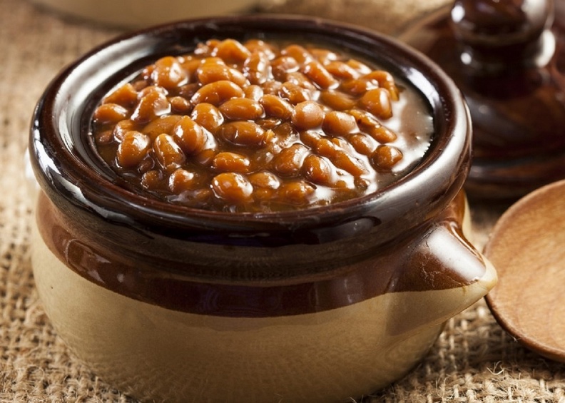 Ingrédients
500 ml de haricots blancs.
125 ml de mélasse.
250 ml de sauce tomate ou ketchup.
125 ml de sucre brun.
1 oignon.
1 bon morceau de lard salé.
sel, poivre.
1/2 eau + 1/2 jus de tomate
Préparation
Laver les haricots à l'eau froide et laisser tremper 12 heures à température ambiante en prenant soin de les recouvrir en comptant 5 cm de plus Égoutter;
mettre dans une casserole à fond épais
Recouvrir d'eau complètement
Ajouter le sel
Porter l'eau à ébullition
Réduire le feu et laisser mijoter jusqu'à ce que les haricots soient tendres environ 45 min.
Égoutter
Mettre les haricots dans un pot de grès ou un autre contenant
Ajouter les autres Ingredients en mettant le lard sur le dessus
Recouvrir d'eau au maximum Enfourner dans un four préchauffé à 160°C (120°C pour une cuisson de 8 heures) et laisser mijoter jusqu'à ce que les fèves au lard soient cuites
Attention! vérifier de temps en temps et ajouter de l'eau au besoin
Télécharger la recette en pdf bines.jpg