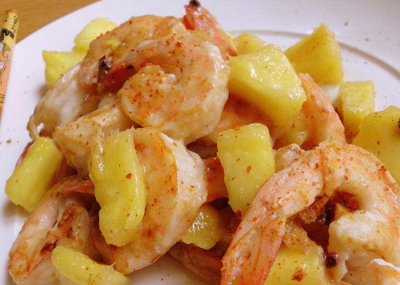Ingrédients
500 g de crevettes bouquets (si surgelées, laisser décongeler et bien égoutter)
1 oignon
2 càs d'huile
2 càs de sucre en poudre
1 càs de sauce soja
10 cl de coulis de tomate
sel et poivre
Préparation
Peler et hacher l'oignon.
Décortiquer les crevettes en laissant la queue.
Faire chauffer l'huile dans une sauteuse.
Y faire revenir l'oignon, puis ajouter les crevettes et les faire dorer jusqu'à ce qu'elles prennent une jolie couleur.
Saupoudrer de sucre.
Mélanger et laisser légèrement caraméliser.
Déglacer avec la sauce soja.
Ajouter le coulis de tomate.
Saler légèrement et poivrer, laisser mijoter 2 à 3 mn.
Servir tout de suite avec du riz blanc.
Télécharger la recette en pdf
Crevettes sautées aigre-doux.jpg
