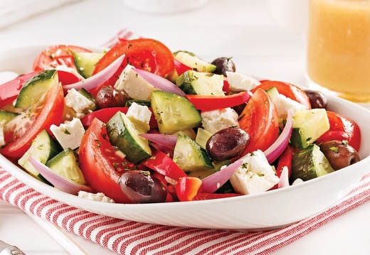 Pain pita grec accompagné d’une salade grecque