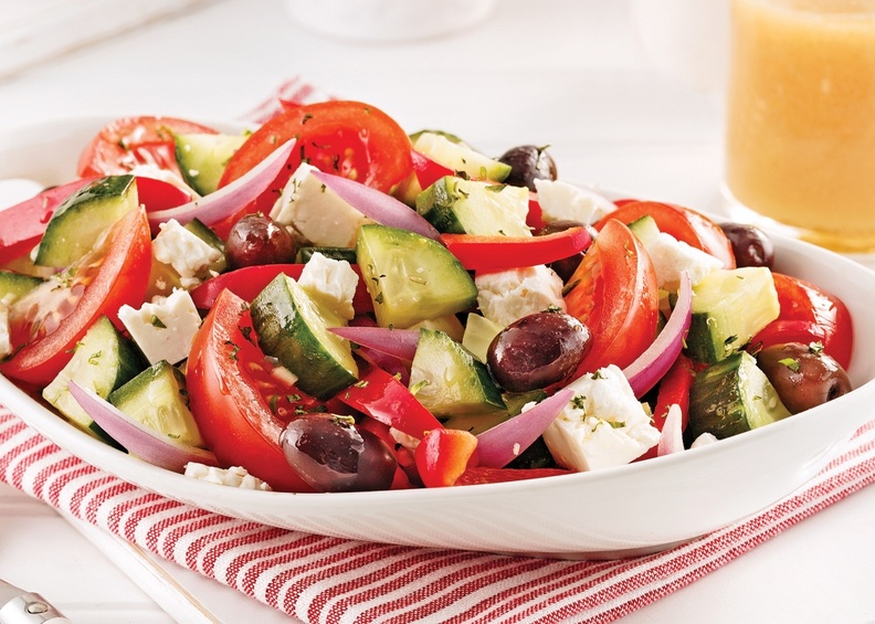 Ingrédients
Pour le pain :
160 ml de lait à température ambiante
80 ml d’eau
1 c. à café de sucre
1 c. à café de levure sèche
320 g de farine
Sel
Poivre
Huile d’olive vierge extra
Pour la salade :
2 tomates ou des tomates cerises
1 concombre
200 g de feta
1 oignon frais ou une échalotte
1 poivron ou plusieurs poivrons de couleurs différentes
Sel & Poivre
3 c. à soupe d’huile d’olive
1 c. à soupe de vinaigre
Origan
Préparation
Pour le pain :
Dans un bol, mélangez le lait, l’eau, le sucre et la levure sèche.
Ajoutez la farine tamisée, le sel et le poivre.
Couvrez la pâte avec un film alimentaire et laissez-la reposer pendant 1 heure à température ambiante.
A l’aide d’un rouleau à pâtisserie, aplatissez la pâte et coupez les ronds à l’aide d’un cercle en inox.
Si vous souhaitez, vous pouvez également séparer la pâte en 6 boules et faire 6 pittas.
Faites cuire les pitta 1 -2 mn de chaque côté dans une poêle avec l’huile d’olive.
Laissez de côté et préparez votre salade.
Rincez et séchez les tomates.
Coupez les tomates en quartiers.
Épluchez et coupez le concombre en tranches ou en cubes.
Coupez la feta en cubes.
Pluchez et coupez l’oignon en rondelles.
Rincez et coupez les poivrons en rondelles ou en cubes.
Dans un bol, préparez la vinaigrette, ajoutez les légumes et mélangez.
Mettez-le tout sur un pain et parsemez d’origan.
Télécharger la recette en pdf salade-grecque-nouveau.jpg