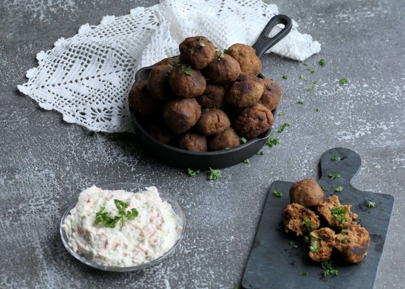 Ingrédients
500 g de viande hachée de boeuf
2 œufs
4 oignons frais hachés
1 tasse de chapelure ou de chapelure de dakos ou de bouchées
Coriandre fraîche
Persil frais
2 c. à soupe d’huile d’olive extra vierge de Crète
3 c. à soupe de de tomates séchées à mixer ou des tomates fraîches
Aromates pour la viande hachée de bœuf « origan, thym, paprika, bachari » ou le mélange d’épices Cretan Life
Sel
Poivre
Préparation
Dans un grand bol, mélangez la viande hachée, les œufs, les oignons frais hachés, le persil haché, l’huile d’olive, les épices, le coriandre, le chapelure, sel et poivre.
Tous les ingrédients de la recette.
Préparez les boulettes une par une.
Farinez-les et faites-les cuire à la poêle à l’huile d’olive crétoise
Sentez toute cet énergie positive qui sort pendant la cuisson.
Le parfum d’huile d’olive chaude.
Vous pouvez les servir chaudes ou froides avec de la salade ou pour comme un mezzés à l’apéritif.
Personnellement je les adore avec une sauce tzatziki.
Télécharger la recette en pdf Boulettes de viande.jpg