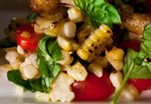 Salade de maïs et de tomates cerises