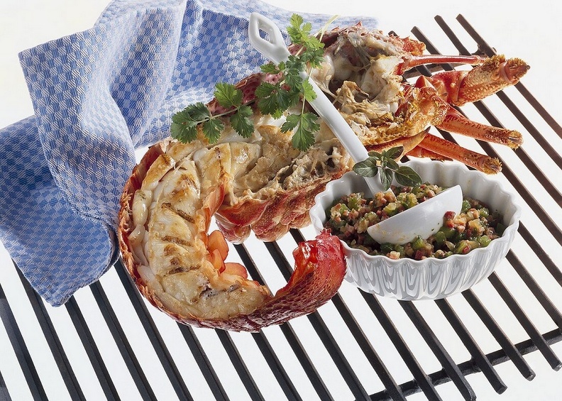 Ingrédients
4 Queues de Langouste
1 citron
1 oignons
1 gousse d'ail
4 tomates
1 poivron
1 verre de vin blanc
Huile
Farine
Sel et Poivre
Préparation
Cuire les queues de langouste dans une marmite d'eau bouillante pendant 15 minutes.
Une fois les queues sorties et refroidies, séparer la chair de la carapace, en l'effilochant.
Garder une verre de l'eau de cette cuisson.
Dans une sauteuse, faire revenir dans un peu d'huile : oignon haché avec l'ail pilé, ainsi que le poivron en lamelles puis ajouter des petits morceaux de tomates coupés.
Verser dans la sauteuse, le verre d'eau de cuisson + le verre de vin blanc ainsi que la chair de langouste, le jus de citron, et une bonne cuillère à café de farine, saler et poivrer.
Cuire l'ensemble à feu doux jusqu'à l'obtention d'une sauce onctueuse.
A servir bien sur avec du riz blanc !
Télécharger la recette en pdf langouste-Cuba.jpg