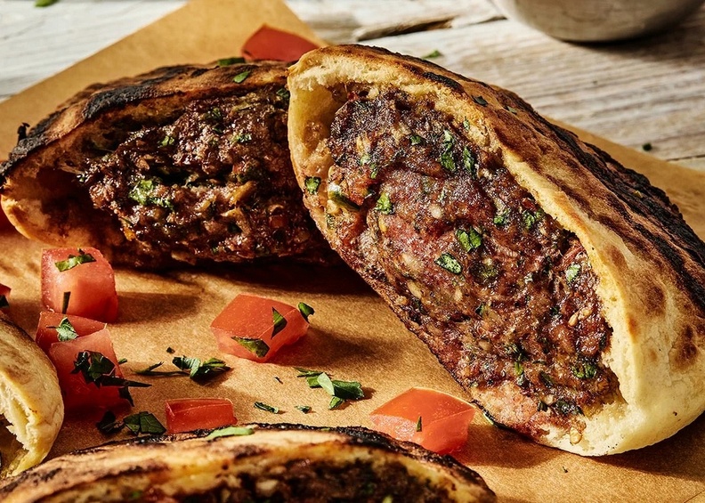 Ingrédients
La pâte
500 gr de farine
1 c. à café de sel
1 c. à café de levure chimique
1 sachet de levure boulangère sèche
1 c. à soupe de sucre
25 cl de lait chaud
1 pot de yaourt
13 cl d’huile neutre
La farce
500 gr de viande hachée de bœuf
1 oignon
2 c. à soupe de persil
1 c. à café de cumin
1 c. à café de paprika
2 tomates bien mûres
1 poivron vert
Huile d’olive
Sel et poivre
Préparation
La pâte
Mettre la farine, le sucre et les deux levures dans le bol d’un robot.
Faire un puits et ajouter le yaourt et l’huile.
Mettre l’ustensile pétrin et faire tourner à vitesse moyenne.
Ajouter au fur et à mesure le lait chaud, puis le sel.
Laisser tourner pendant 10 mn.
La pâte est collante, la débarrasser dans un saladier badigeonné d’un peu d’huile.
Couvrir avec un torchon et laisser pousser dans un endroit chaud à l’abri des courants d’air pendant une bonne heure.
La farce
Laver les tomates et le poivron. Les détailler en dés.
Eplucher l’oignon et le hacher.
Mettre de l’huile d’olive dans une poêle et faire revenir l’oignon à feu doux.
Quand il est translucide, ajouter la viande hachée, les tomates et le poivron.
Bien mélanger, laisser cuire 5 mn.
Ajouter le cumin, le paprika, saler et poivrer.
Laisser cuire à feu moyen 10 mn environ, le temps que la viande soit bien cuite.
Mettre le persil ciselé, mélanger, rectifier l’assaisonnement et arrêter la cuisson.
Montage des sandwichs.
Préchauffer le four à 180°C.
Déposer la pâte sur un plan de travail fariné.
La dégazer et la couper en 8 ou 10 pâtons.
Etaler chaque pâton en cercle sur une épaisseur d’un demi centimètre.
Mettre au centre une bonne cuillère à soupe de farce et refermer le pâton sur lui-même pour avoir une boule.
Bien souder les bords avec un peu d’eau.
Les déposer au fur et à mesure sur une plaque recouverte de papier cuisson.
Les badigeonner d’huile d’olive et enfourner pour 25 mn environ.
Servir de suite avec une bonne salade
Télécharger la recette en pdf Hawawshi.jpg