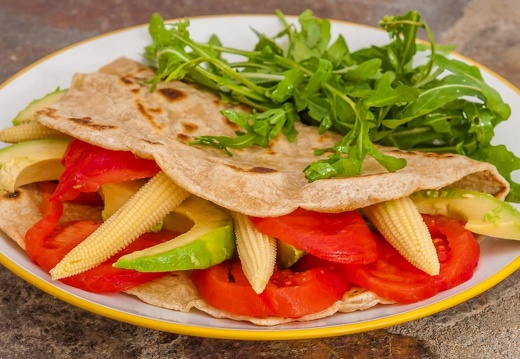 Tortilla de blé aux tomates, avocats et maïs