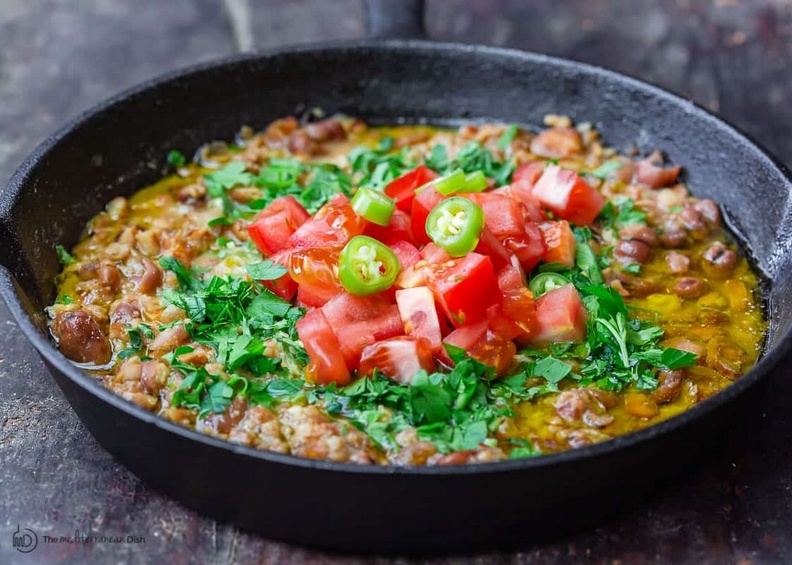 Ingrédients
2 oignons nouveaux
450 g de fèves
1 cs de cumin
4 cs de citron
12 cl d' eau
2 oeufs
de l' huile d'olive
sel et poivre
1 peu de tomates
2 brins d' aneth
Préparation
Épluchez les oignons.
Faites-les cuire cinq minutes dans une poêle avec un filet d’huile.
Ajoutez le cumin et continuez la cuisson une minute jusqu’à ce que l’ensemble soit bien parfumé.
Ajoutez les fèves et 12 cl d’eau dans la poêle.
Poursuivez la cuisson à couvert un quart d’heure.
Ajoutez le jus de citron hors du feu et écrasez le mélange pour obtenir une consistance semi-lisse, un peu plus épaisse que le houmous.
Faites cuire les œufs dans une casserole d’eau bouillante 8 ou 9 minutes à partir de l’ébullition.
Ecalez-les après les avoir rafraichis.
Lavez et coupez les tomates.
Versez les fèves dans une assiette creuse.
Arrosez légèrement d’huile d’olive.
Déposez dessus les tomates coupées en deux ou en quartiers si vous en prenez des entières, les œufs coupés en quatre, l’aneth ciselé.
Servez tiède.
Télécharger la recette en pdf Foul medammas.jpg