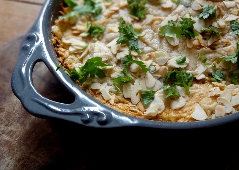 Ingrédients
3 aubergines
2 oignons moyens
1/2 poivron rouge
2 gousses d'ail
1 cuillère à café rase de paprika
1/2 cuillère à café rase de 4 épices
1 pincée de cannelle en poudre
1 pincée de noix de muscade en poudre
1 piment de Cayenne
1/2 cuillère à café de thym
1/2 cuillère à café d'origan
Quelques tours de moulin à poivre
3 belles tomates
25 cl d'eau
Sel au goût
Pour la base du gratin
2 pitas
Pour la sauce tahine
235 g de tahine
85 g d'eau
1 citron (jus)
sel au goût
Pour la présentation
2 cuillères à soupe d'amandes toastées
2 cuillères à soupe de persil (ici avec coriandre fraîche) ciselé
Préparation
Peler les trois aubergines et les couper en tranches d'environ 2 cm d'épaisseur
Enduire les aubergines sur chaque fois en passant rapidement l'huile d'olive sur chaque face à l'aide d'un pinceau. Les poser sur une feuille de papier sulfurisé sur une grille de cuisson (j'ai utilisé les deux grilles de mon four).
Enfourner pour 35 minutes au th. 6 (180°C). Jusqu'à ce que les aubergines soient bien cuites et fondantes, elles cèdent alors sous la pression des dents d'une fourchette facilement. Pour faire plus rapide vous pouvez vous inspirer de cette recette pour la cuisson des aubergines.
Huiler le moule avec une cuillère à soupe d'huile d'olive étalée avec le pinceau, sur le fond et les bords.
Émietter 2 pitas dans le moule et enfourner pour 10 minutes. Cette étape se fait après les aubergines.
Ne pas hésiter à remuer en cours de cuisson les bouts de pain. Il faut qu'ils dorent et deviennent croustillants.
Pendant que les aubergines cuisent préparer la sauce tomate : ciseler finement 2 oignons.
Les faire revenir avec de l'huile d'olive dans une poêle jusqu'à ce qu'ils soient dorés et bien tendres.
Verser dans un moulin à café ou un petit mixer les épices pour en faire une poudre : la coriandre, le piment de Cayenne, le paprika, la cannelle, la noix de muscade, le thym, l'origan et le poivre.
Une fois les épices moulues y ajouter deux gousses d'ail et remettre en marche pour faire une pâte. Ne faite pas comme moi : ne respirez pas la poudre d'épices...
Verser le mélange ail/épices sur les oignons dorés et mélanger.
Ajouter le demi poivron rouge lavé, épépiné et coupé en dés.
Les tomates lavées et coupées en morceaux.
Ainsi que le coulis de tomates.
Faire frémir la sauce à petits bouillons pendant environ 10 minutes et y ajouter une cuillère à café pleine de concentré de tomate.
Étaler une couche d'aubergines cuites (la moitié) sur les pitas croustillantes.
Verser dessus la moitié de la sauce et recommencer une fois avec le reste d'aubergines et le reste de sauce tomate épicée.
Mélanger la sauce tahine avec le jus de citron, l'eau, l'ail en poudre et un peu de sel.
Verser la pâte obtenue sur les autres ingrédients et étaler uniformément.
Enfourner le plat pour 30 minutes au four préchauffé th. 6 (180°C).
Servir chaud avec une cuillère à soupe d'amandes effilées et toastées à sec dans une poêle et du persil (ici de la coriandre aussi) lavés et ciselés finement.
Vous aurez dans votre assiette un gratin d'aubergines au tahine dont vous vous souviendrez longtemps !
Télécharger la recette en pdf Gratin-daubergines-au-tahine.jpg