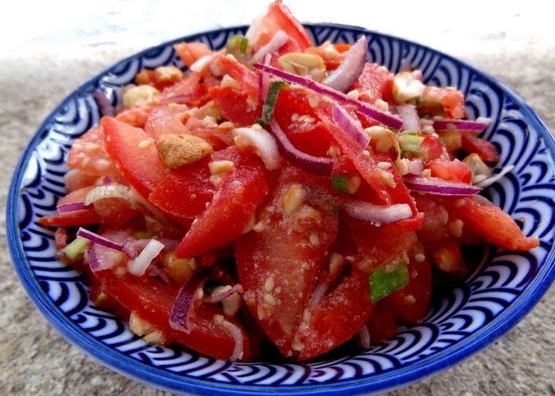 Ingrédients
6 tomates
1 oignon frais
1 petit oignon rouge
60 g de cacahuètes
1 cuillère à soupe de graines de sésame
1 citron vert
3 cuillères à soupe d'huile
Sel au goût
Préparation
Ciseler très finement un oignon frais.
Ciseler très finement un petit oignon rouge. Si il est trop fort en saveur, ne pas hésiter à le laisser tremper pendant une heure dans du vinaigre blanc puis à l'égoutter, cela lui enlèvera de sa force.
Couper les tomates en tranches les plus fines possible.
Verser les cacahuètes grillées dans un moulin à café et les réduire en poudre grossière.
Il doit rester quelques graines grossièrement cassées dedans.
Verser le tout dans un saladier : oignons, tomates et poudre d'arachides.
Faire griller à sec une cuillère à soupe de graines de sésame dans une poêle jusqu'à ce qu'elles soient dorées en remuant souvent la poêle.
Attention à partir d'un certain moment cela brûle très vite.
Verser les graines de sésame dans le saladier.
Verser le jus d'un citron vert et ajouter un peu de sel au goût.
Verser ensuite 3 cuillères à soupe d'huile et mélanger le tout.
Verser du riz blanc tout chaud dans le fond d'un bol et recouvrir de la salade de tomates aux graines.
Un plat léger et très savoureux.
Mais on peut aussi servir cette salade de tomates en accompagnement d'autres plats.
Télécharger la recette en pdf Karyanchintheet thote.jpg
