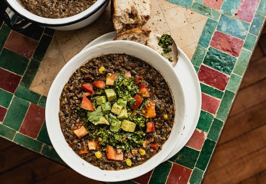 200 g de haricots noirs secs 1 oignon 2 petites tomates 1 poivron vert 150 g de riz déjà cuit 40 cl de lait de coco 1 cuillère à café de curry 1 bouillon KUB 20 cl d'eau poivre 3 cuillères à soupe de beurre noix de coco râpée200 g de haricots noirs secs 1