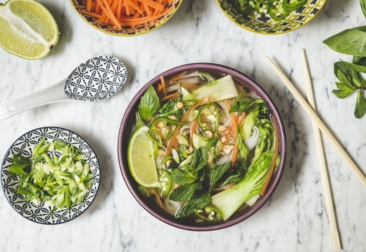 Soupe phô facile aux nouilles de riz et légumes