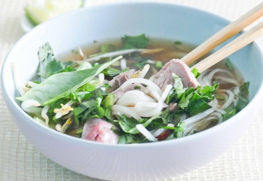 Soupe pho aux épices, boeuf, nouilles de riz et cacahuètes