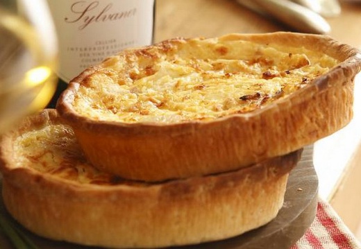 Tarte à l'oignon (219 visites) Ingrédients
La pâte
250g de farine
125g de beurre
1 c. à café de sel
10cl d’eau
La gar... Tarte à l'oignon