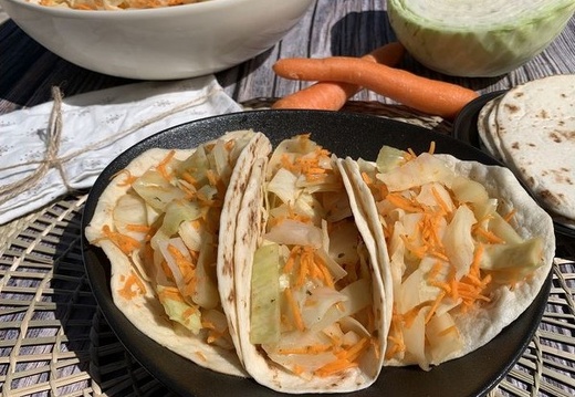 Salade de chou et carottes (128 visites) Ingrédients
1/2 chou blanc haché
2 carottes râpées
1 oignon ciselé
1 c à c de piment doux ... Salade de chou et carottes