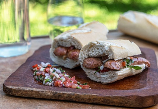 Choripan et salsa criolla