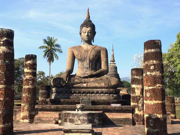 Boudha dans les ruines de Sukhothaï