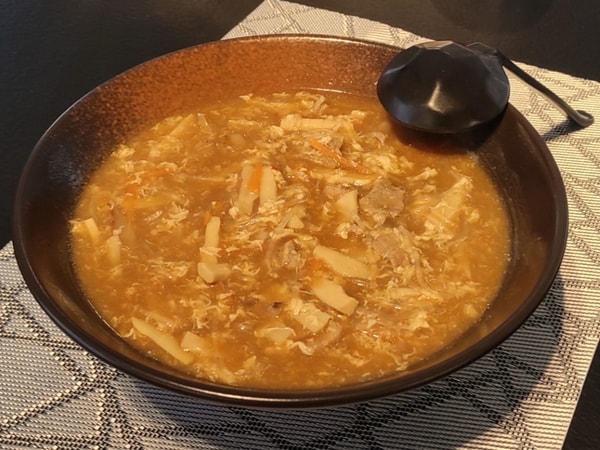 Soupe de poulet aigre et piquante façon Sichuan