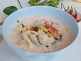 Soupe thaï au poulet à la noix de coco