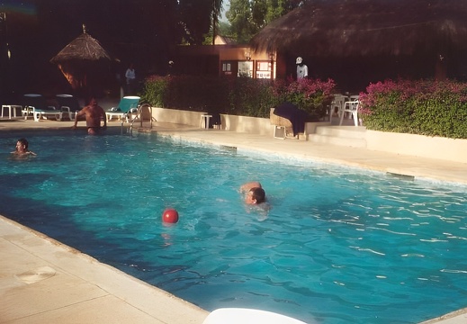 Saly (1004 visites) La mer est trop agitée, alors piscine !! Saly
