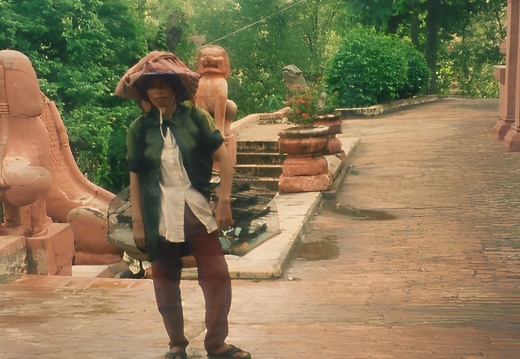 Phnom Penh (1145 visites) Les annales du Cambodge relatent qu'en 1372, Don Penh, une riche veuve, vivait sur cette colline dom... Phnom Penh