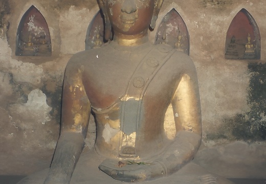 Ventiane (1268 visites) Le grand bouddha assis est protégé par un génie de la Terre, ainsi que les deux bouddhas debout e... Ventiane