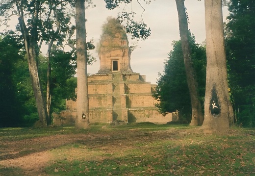 Angkor (1200 visites) Angkor est un site archéologique du Cambodge composé d'un ensemble de ruines et d'aménagements hy... Angkor