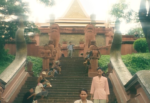 Phnom Penh (1195 visites) Le Wat Phnom, de son vrai nom Wat Phnom Daun Penh est une des plus anciennes pagodes bouddhistes de ... Phnom Penh