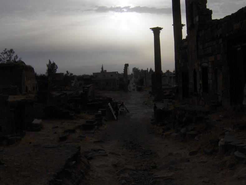 On peut y voir les voies pavées, thermes, citernes, nymphée, kabyle, arc monumental, mosquées, hammam, basilique, cathédrale et palais, le tout dans un fascinant décor de ruines. syrie_324.jpg